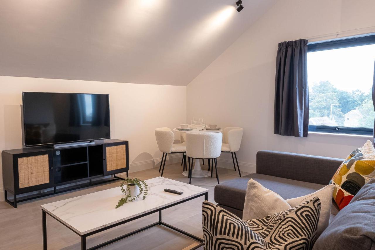 Stylish Apartments With Balcony For Upper Apartments & Free Parking In A Prime Location - Five Miles From Heathrow Airport Uxbridge Dış mekan fotoğraf