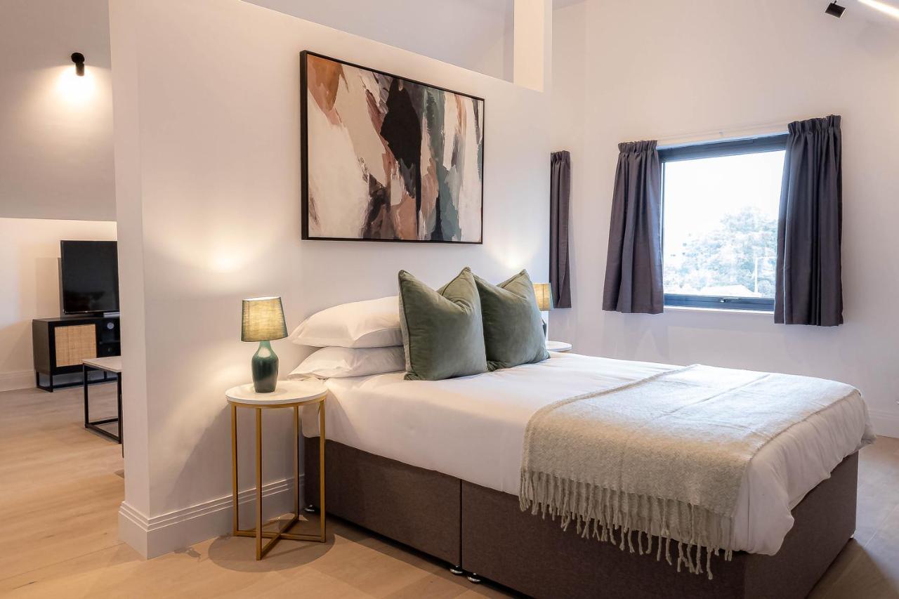 Stylish Apartments With Balcony For Upper Apartments & Free Parking In A Prime Location - Five Miles From Heathrow Airport Uxbridge Dış mekan fotoğraf